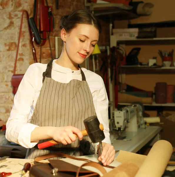 Lederen handtas craftswoman aan het werk in een workshop — Stockfoto
