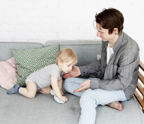 Buon padre con suo figlio di un anno che gioca a casa — Foto Stock