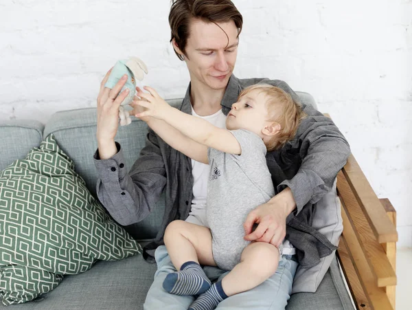 Buon padre con suo figlio di un anno che gioca a casa — Foto Stock
