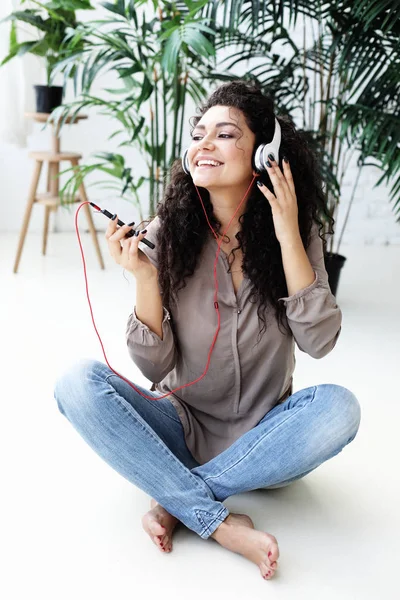 Belle donne afroamericane ascoltano musica — Foto Stock