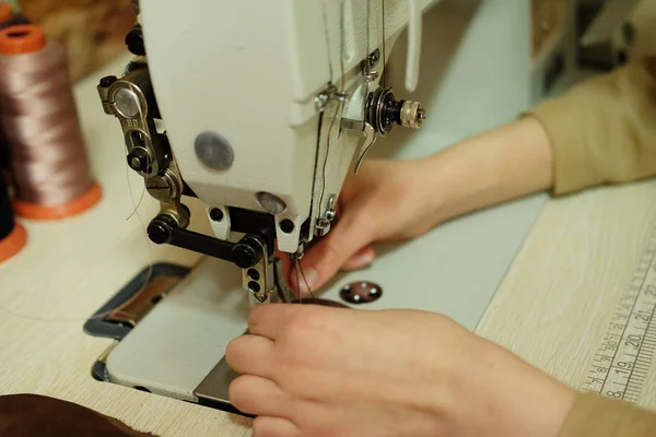 特写镜头上的妇女缝制皮革手袋 — 图库照片