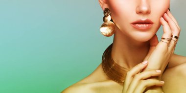 güzel moda model renk ışık giyen şık mücevher