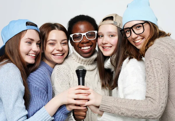 Różnorodne wielonarodowe dziewczyny grupa, nastoletni przyjaciele firmy wesoły zabawy z mikrofonem — Zdjęcie stockowe