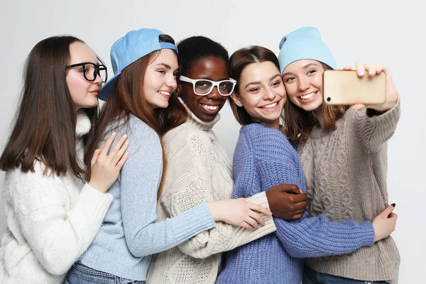 Cinco diferentes nación niñas vestidas con ropa casual hacer selfie — Foto de Stock