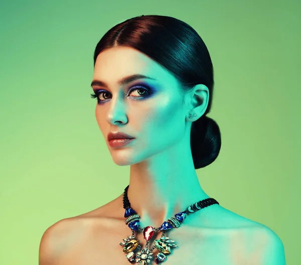 Όμορφη μόδας μοντέλο φοράει κομψά κοσμήματα σε χρώμα φωτός — Φωτογραφία Αρχείου