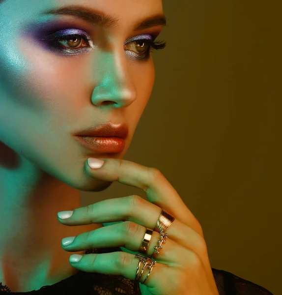Υψηλή Μόδα μοντέλο γυναίκα σε πολύχρωμα φωτεινά φώτα ποζάρουν στο στούντιο. — Φωτογραφία Αρχείου