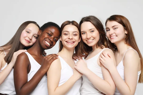 Cinco chicas multirraciales, afroamericanas, europeas y asiáticas — Foto de Stock