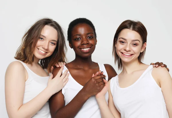 Gros plan portrait de charmantes filles multiraciales — Photo
