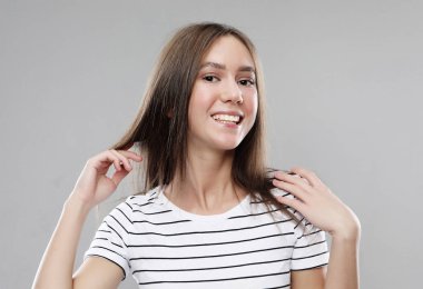 Neşeli bir yüzü olan, sıradan giyinmiş, beyaz bir geçmişi olan pozitif bir kadın. İçerideki güzel kadın.. 