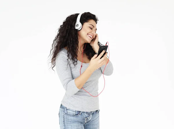 Belle donne afroamericane ascoltano musica — Foto Stock