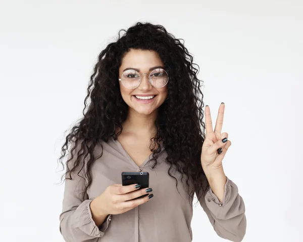 Ung afrikansk kvinna håller modern mobiltelefon — Stockfoto