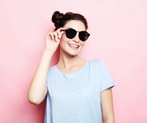 Güneş gözlüğü takan hairbuns ile esmer kız — Stok fotoğraf