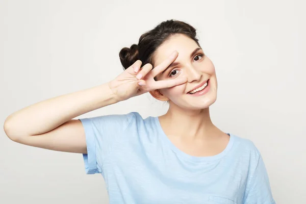 Hermosa alegre hembra sonriendo, demostrando dientes blancos — Foto de Stock