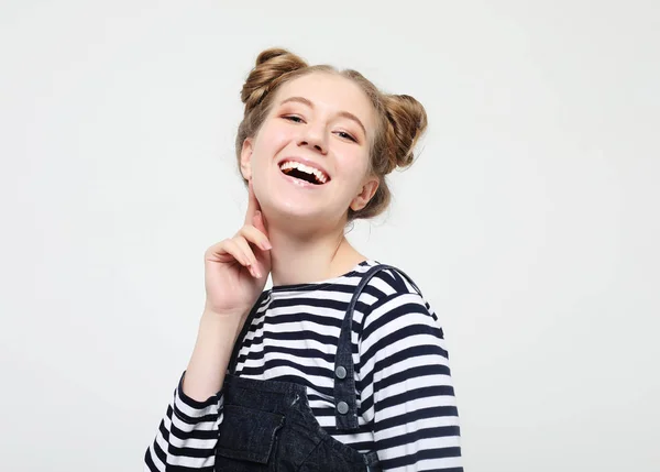 Portret van een mooi vrolijk meisje lachend kijkend naar de camera — Stockfoto