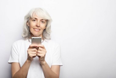ifestyle, aile ve insan kavramı: yaşlı büyükanne telefonla torunları konuşuyor, gülümseyerek ve onları tebrik