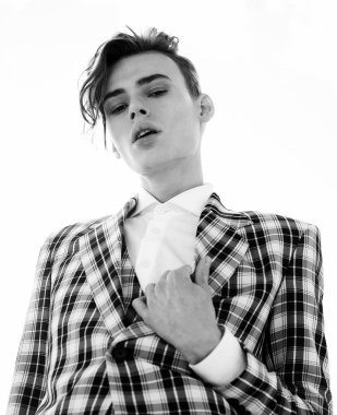 Zarif genç yakışıklı adam. Açık havada moda portresi. Gözlüklü adam.