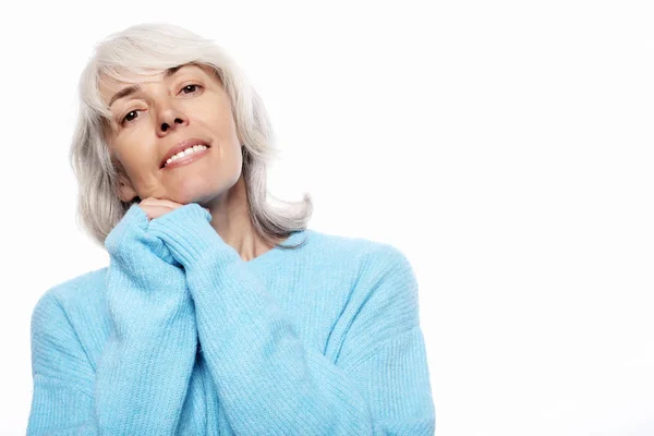 Close-up portret van gelukkig senior vrouw glimlachen — Stockfoto