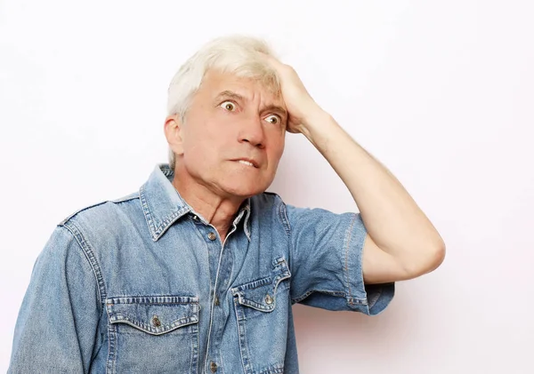 Yaşam tarzı, sağlık ve insan konsepti: Yaşlı adamın başı ağrıyor — Stok fotoğraf