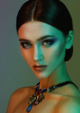 güzel moda model renk ışık giyen şık mücevher