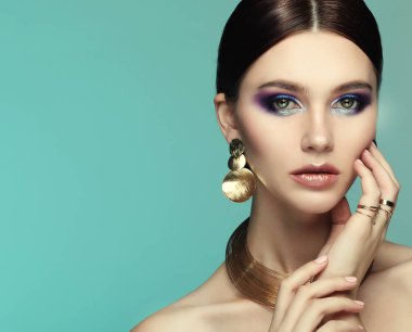 güzel moda model renk ışık giyen şık mücevher