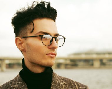 Zarif genç yakışıklı adam. Açık havada moda portresi.  