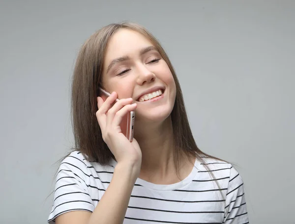 Портрет красивой веселой женщины, разговаривающей по мобильному телефону — стоковое фото