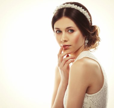 Saçlarında muhteşem diyademiyle çok güzel bir gelin.