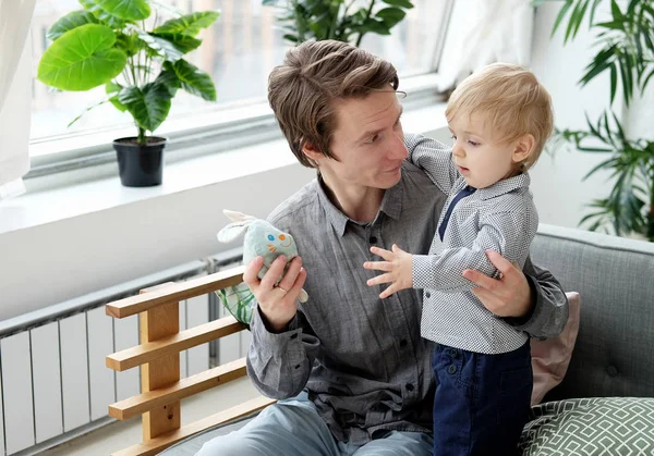 Lycklig far med sin en årig son spelar hemma — Stockfoto