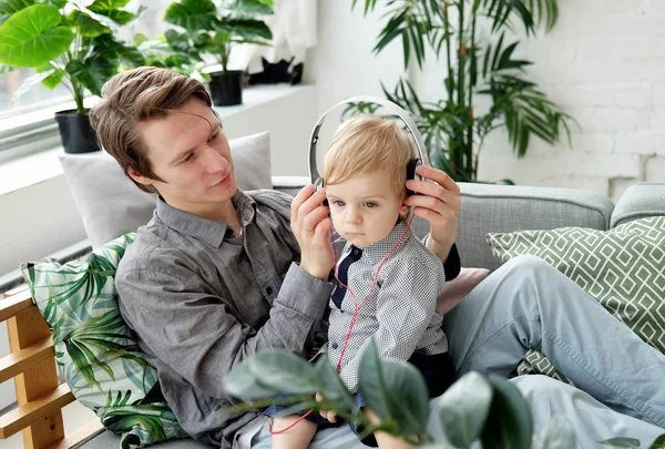 Lycklig far med sin en årig son spelar hemma — Stockfoto