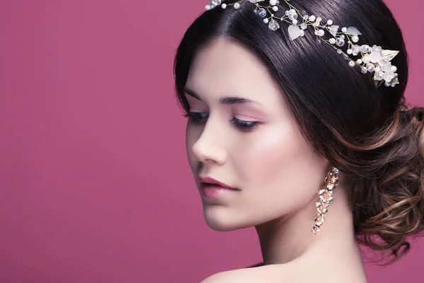 Adorável jovem noiva com lindo diadema em seu cabelo — Fotografia de Stock