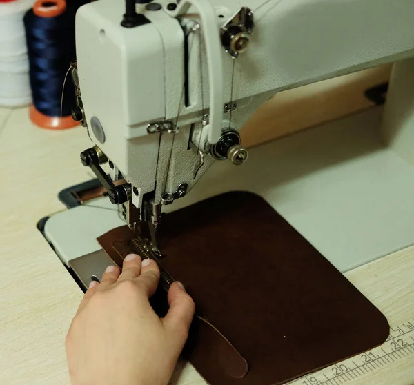 Woman sewing leather handbag — 스톡 사진