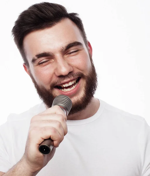 Genç adam beyaz gömlek şarkı mikrofon sakallı — Stok fotoğraf