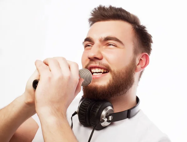 Genç adam beyaz gömlek şarkı mikrofon sakallı — Stok fotoğraf