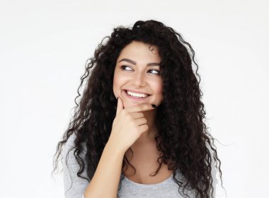 yaşam tarzı ve insan kavramı: Güzel Afro-Amerikan kadın bir şey düşünme