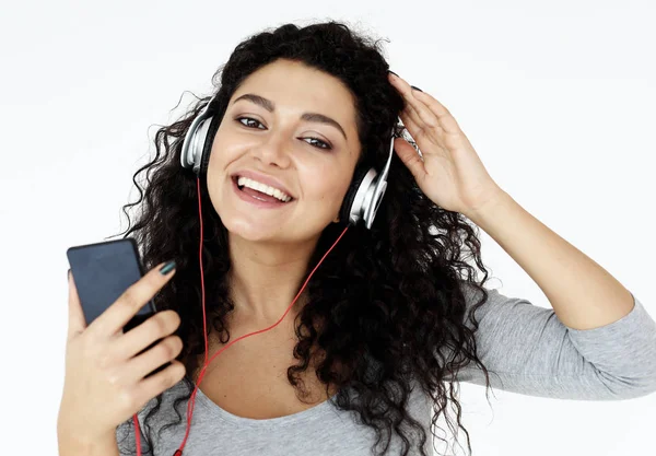 Hermosas mujeres afroamericanas escuchan música —  Fotos de Stock