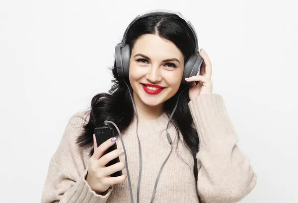 Joven mujer morena con curvas en auriculares escuchando música —  Fotos de Stock