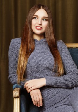 Onun tarzında rahat hissediyor. Genç ve güzel kızların stüdyo fotoğrafları.