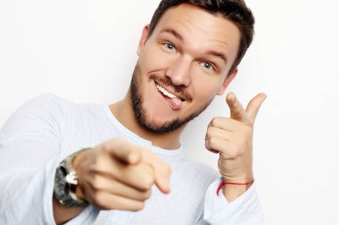 Genç bir adamın portresi şaşırmış yüz ifadesi