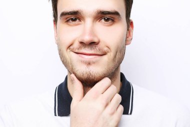 Beyaz arka planda yakışıklı moda adamı