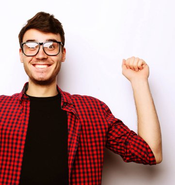 Gözlük takan genç bir adam.