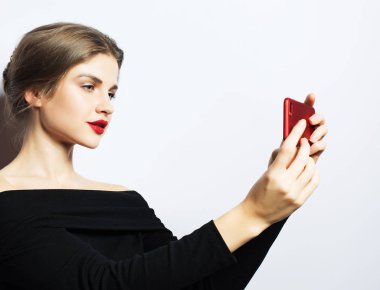 Duyguları, ifadeleri ve insanlar kavramı - mutlu gülümseyen genç kadın siyah giyiyor çekimi selfie smartphone ile elbise