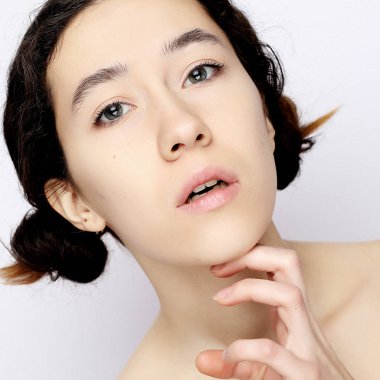 genç esmer model beyaz bir arka plan üzerinde