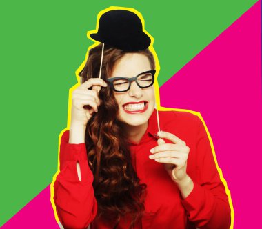 Neşeli genç bayan partiye hazır.