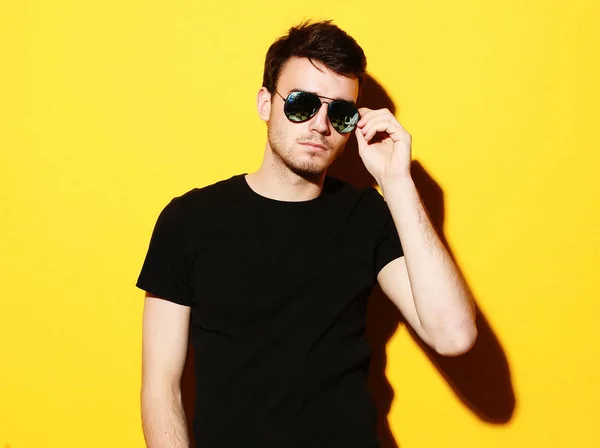Closeup portrait of a young casual man wearing sunglasses  on ye — Stock Photo, Image