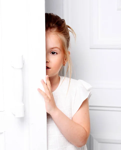 Moda infantil. Uma linda e pensativa garota loira séria — Fotografia de Stock