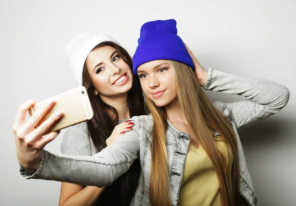Zwei Teenager-Freundinnen im Hipster-Outfit machen Selfie — Stockfoto