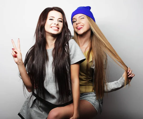 Twee jonge meisje vrienden staan samen en hebben plezier — Stockfoto
