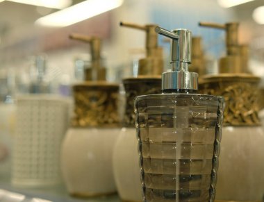 Dükkanda sabun şişeleri