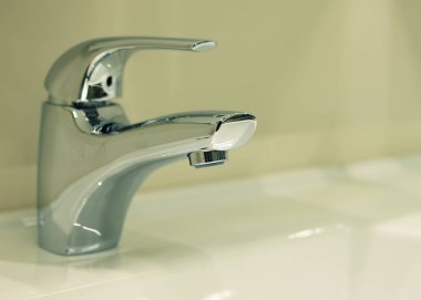 Modern banyo musluğu