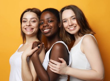 Yakın çekim üç çok ırklı, Afrikalı-Amerikalı ve Avrupalı kız portresi.